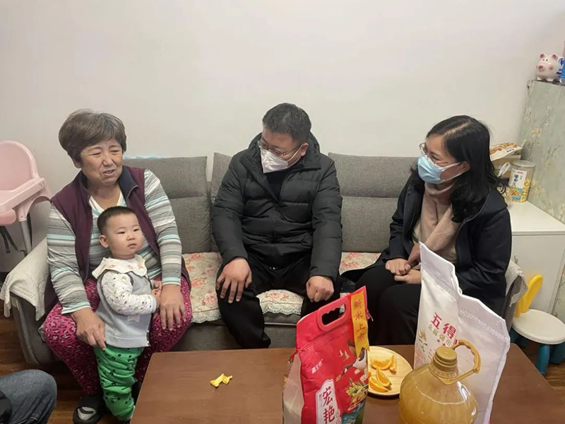 董事長(zhǎng)參加“人大代表、政協(xié)委員走進(jìn)社區(qū)，開展居民議事協(xié)商”活動(dòng).jpg